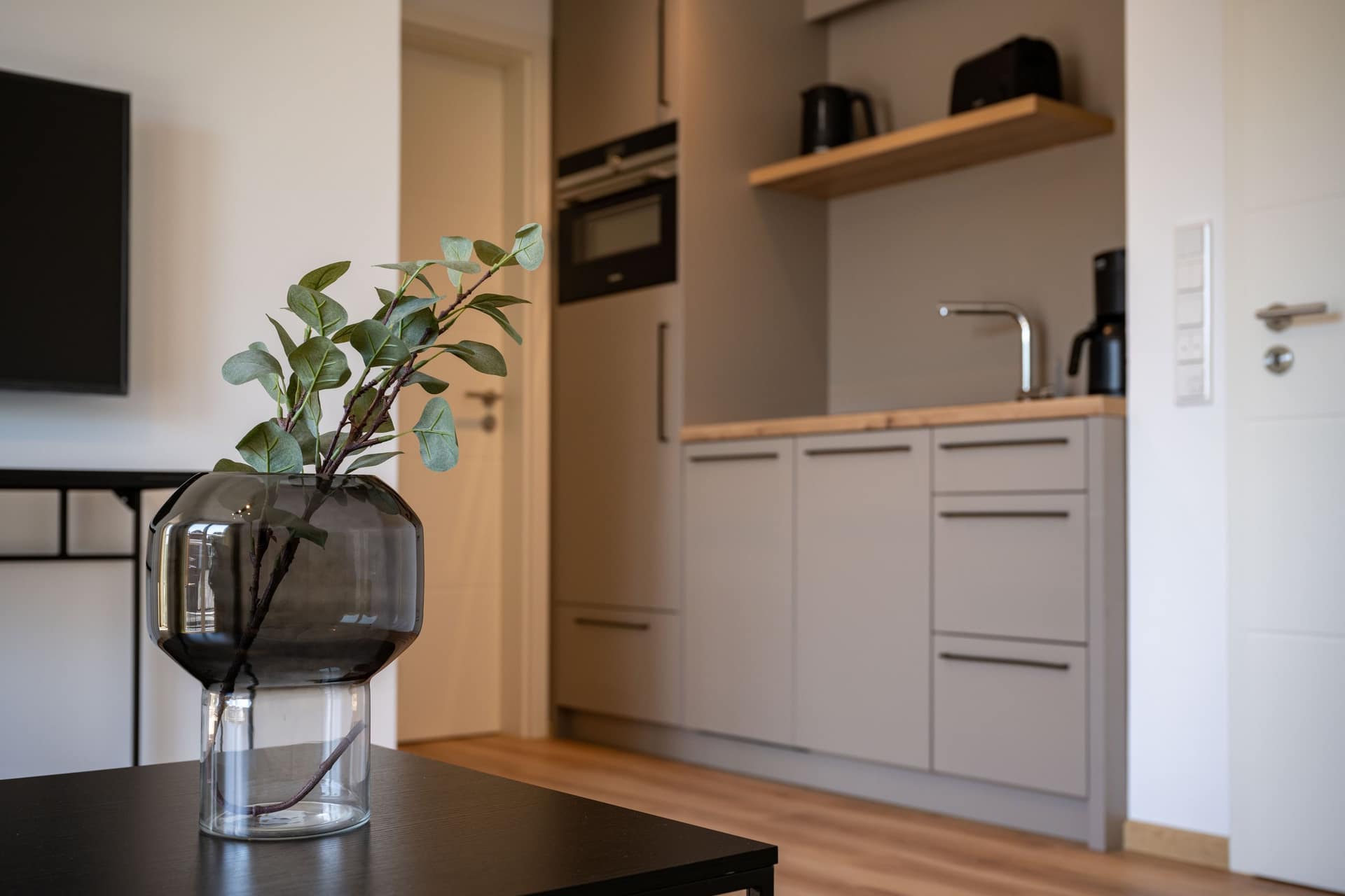Vollmöbliertes Wohnzimmer in einem Suites.de Serviced Apartment