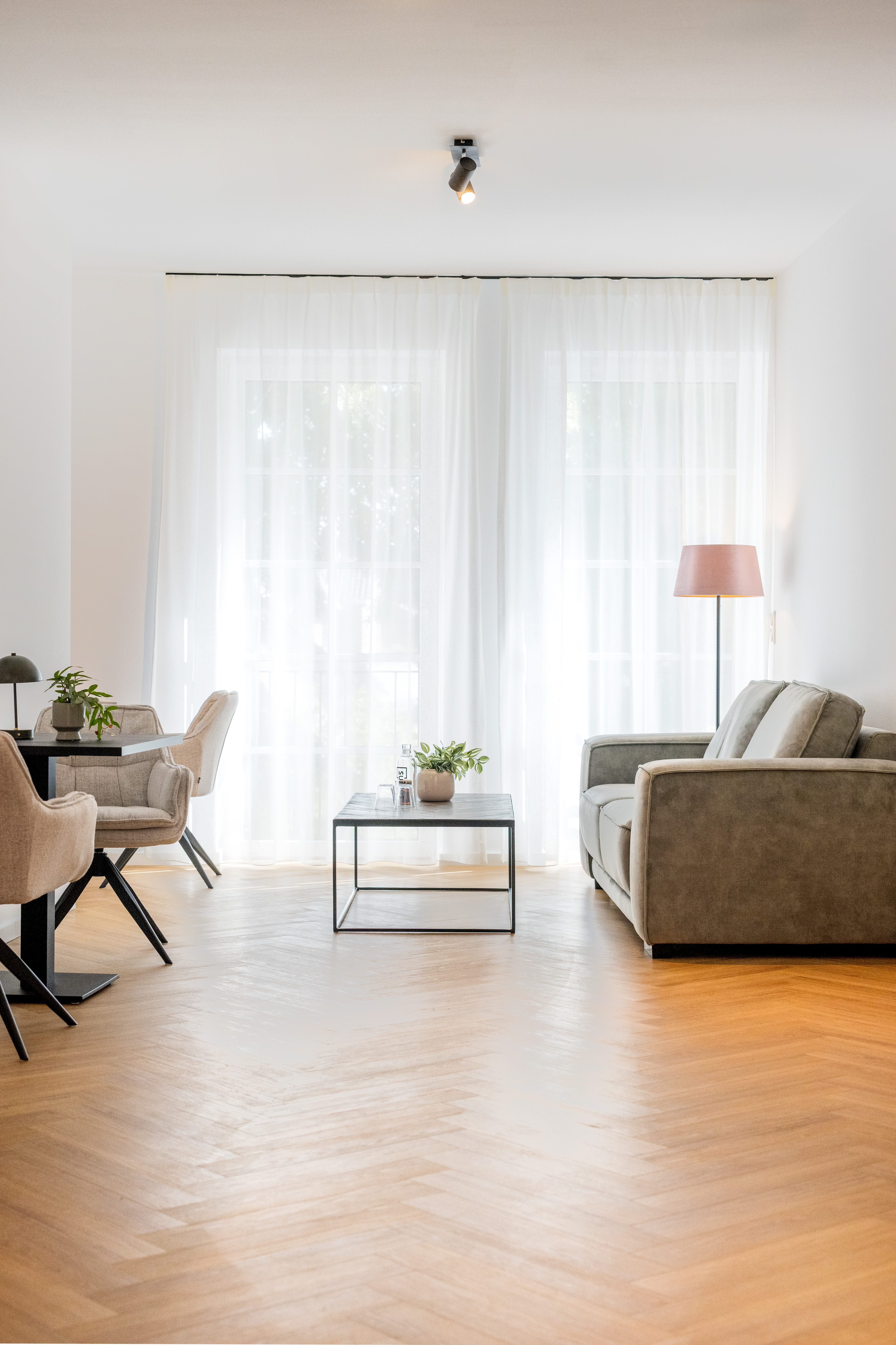 Vollmöbliertes Wohnzimmer in einem Suites.de Serviced Apartment